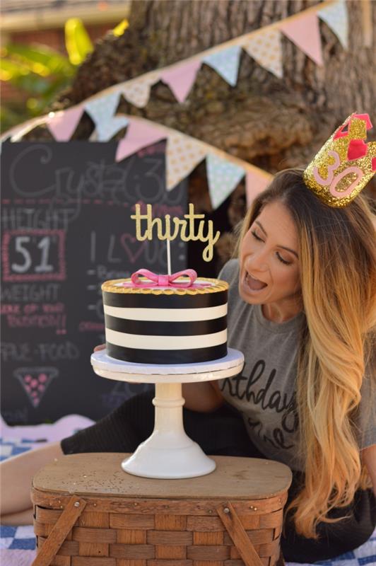 moters gimtadienio fotokabo kampas lauke, su gimtadieniu 30 metų fotografija su stilingu tortu