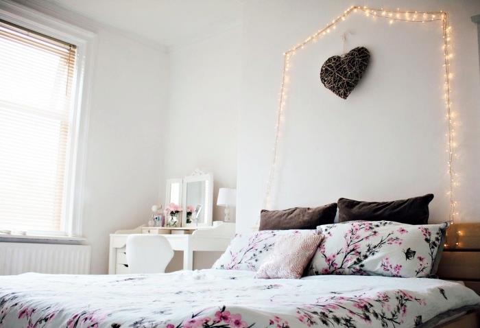 beyaz tavanlı ve duvarları hafif bir çelenk ve diy kalple süslenmiş genç kız yatak odası