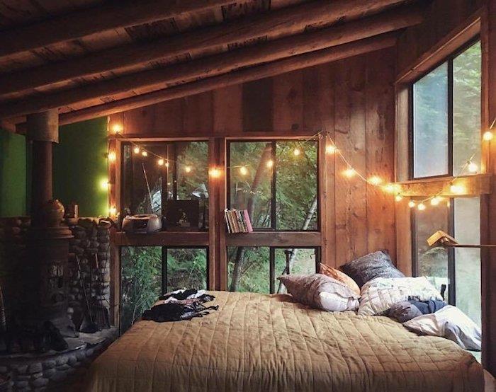 Dekoracija spalnice z lahkimi venci, majhna lesena postelja, planinska dekoracija, dekoracija spalnice