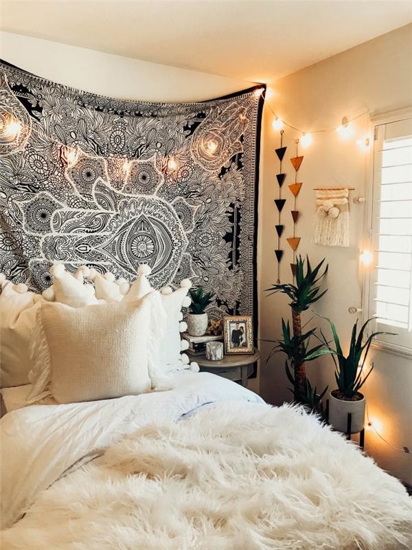 spalnica opremljena z boho chic dekoracijo v beli in črni stenski tapiseriji z zelenimi rastlinami