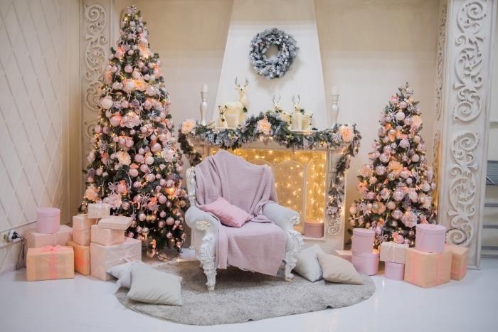 Büyük Noel ağacı, pembe ve mercanla süslenmiş küçük ağaç ile Noel için kadınsı bir odayı nasıl dekore edeceğine dair fikir