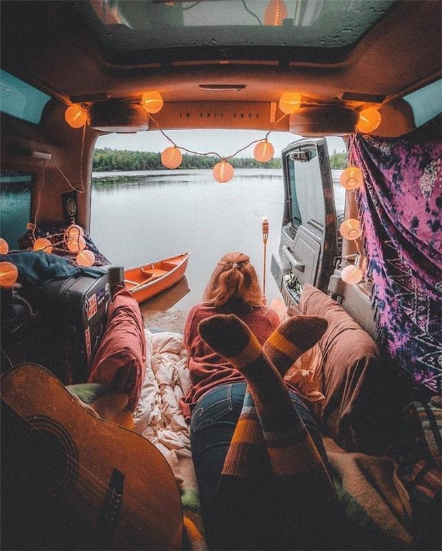 svetlo venec kitara okno pokrajinski pogled vozilo opremljeno s posteljno okrasnimi blazinami kariranimi boemskimi okrasnimi tekstilnimi predmeti