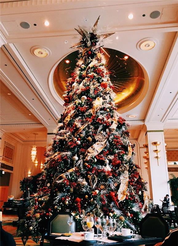 zlate girlande enoel kroglice ter rdeče in zlati okraski iz naravnega božičnega drevesa odlična luksuzna ideja za božično dekoracijo
