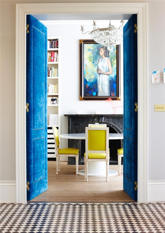 prašmatni ir elegantiška vidaus durų apdaila, dvigubos durys, padengtos karališkai mėlynu aksomu