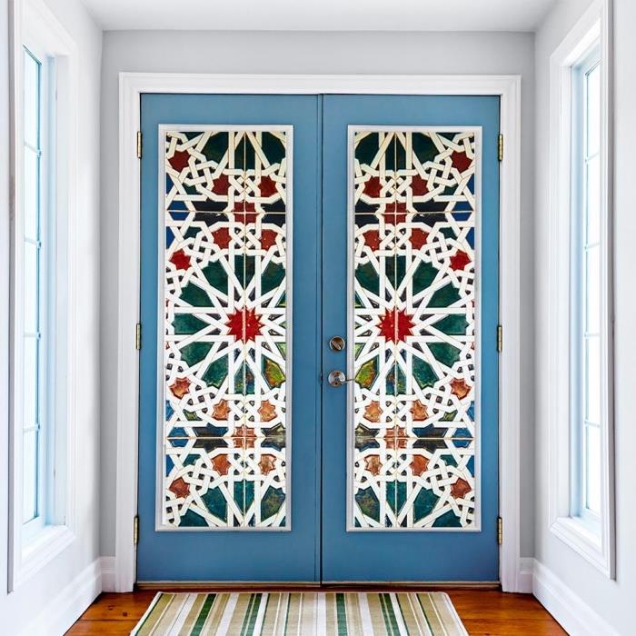 nalepke za vrata z učinkom kaleidoskopa in modro pobarvan okvir vrat, vpadljiva vhodna vrata