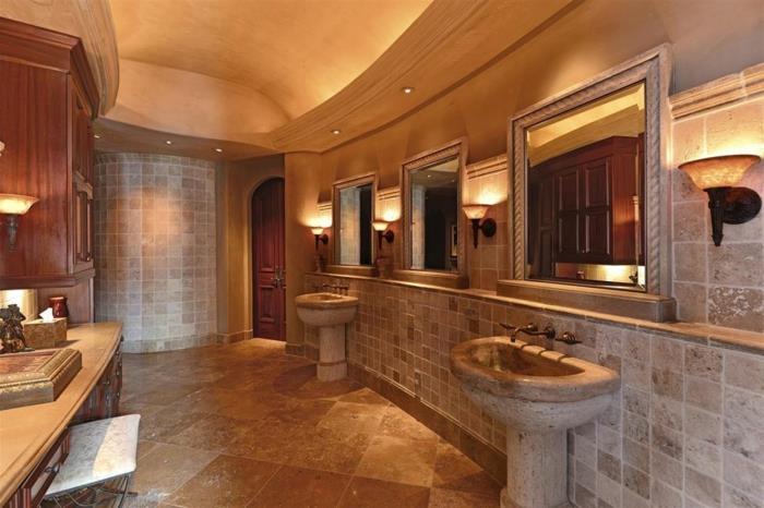 travertino vonios kambarys, dvi pjedestalo kriauklės, natūralaus akmens sienų plytelės