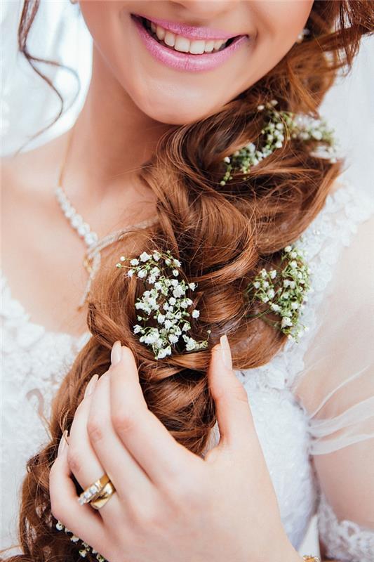 Düğün saç modeli düğün kıvırcık örgü tarafı için bukleler ile güzel saç modeli
