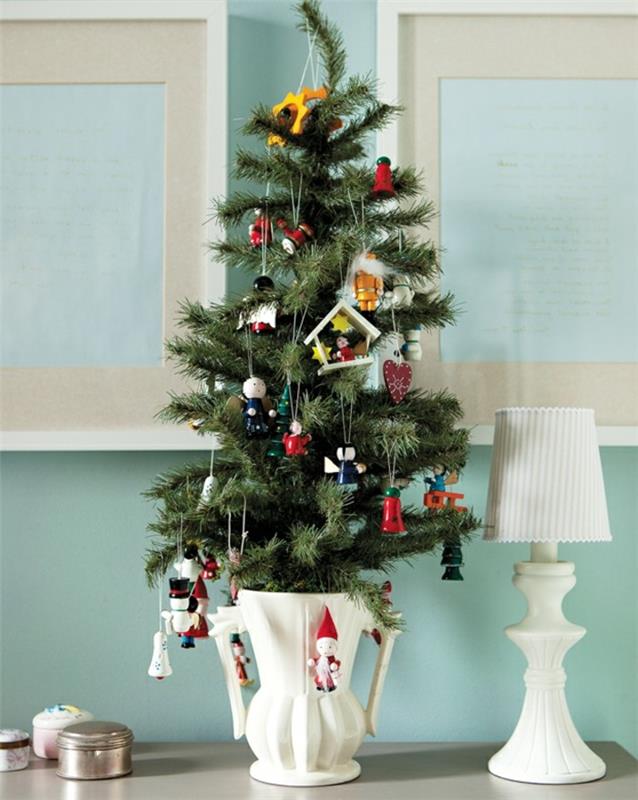 obleko-sobo-z-božično drevo okrašeno-leseno-igračkami