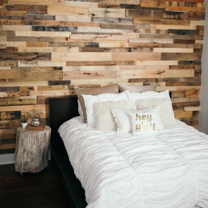suaugusiųjų miegamojo išdėstymas su medine siena, dizaino sienų apdaila iš perdirbtų medinių padėklų