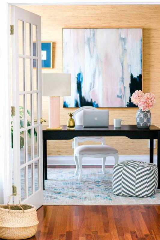 pastel tonlarda bir panel ile duvar dekorasyonu, ev ofis, siyah lake ahşaptan dikdörtgen masa, barok tarzda beyaz sandalye, gri ve beyaz Çin tarzında vazo, beyaz ve turkuaz mavisi çiçek motifli halı