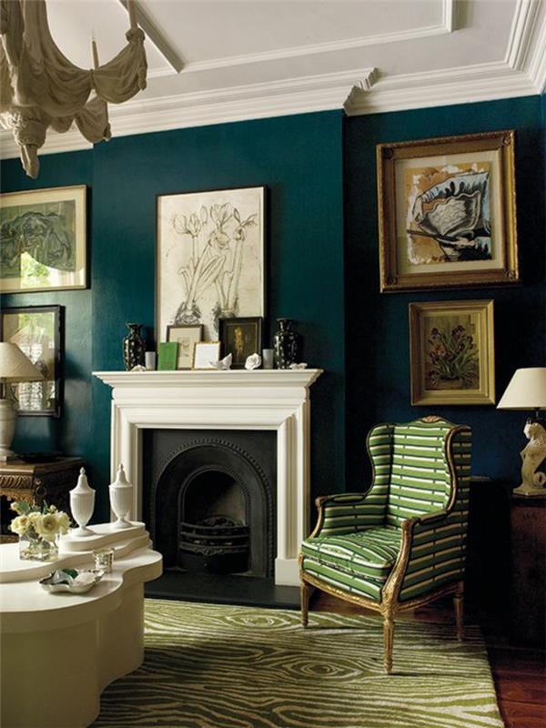 ördek mavisine boyanmış duvar, klasik frizli beyaz tavan, altın çerçeveli tablolar, duvarda sanatsal süsleme, ağaç gövdeleri desenli reseda yeşil halı