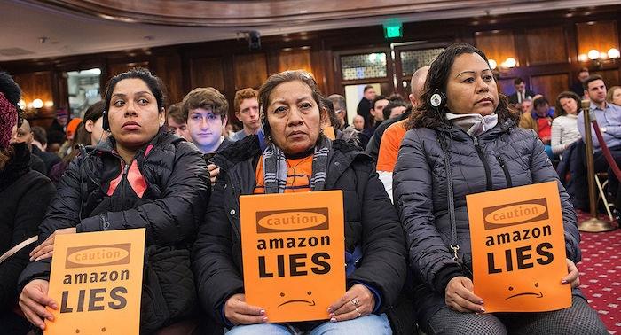 Long Island City Queens sakinlerinin New York'taki yeni Amazon genel merkezine karşı protesto