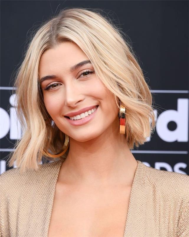 hailey bieber, orta uzunlukta bir kadınla sarı saçlarını kesmiş, ortasından ayrılmış, çıplak kadın makyajı