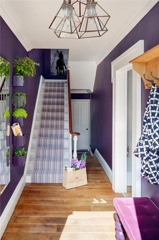 dekoracija vhodnega hodnika v beli in vijolični barvi, polna energije s stopniščem, prebarvanim v belo