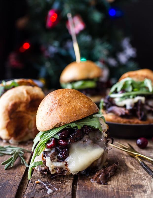 kızılcık, peynir ve et bifteği, domuz pirzolası ve roka ile ev yapımı bir hamburger için fikir, Noel aperatif tarifi