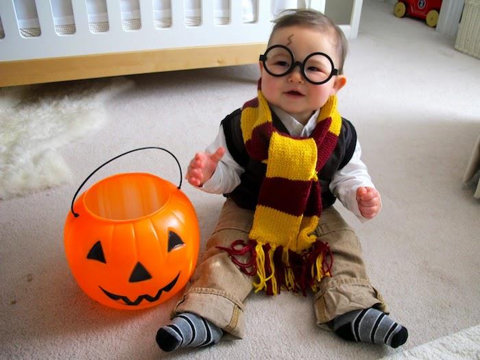 Otrok v kostumu Harryja Potterja, ideja kostuma za noč čarovnic, ideja, kako obleči svojega otroka