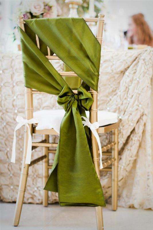 düğün-sandalye-yürüyen merdiven-bir-yeşil-kurdele-düğün-sandalyeleri-süslemek için