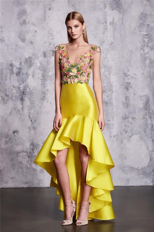 asimetrik tasarımlı, sarı fırfırlı etek ve üst kısmı kısa kollu ve çiçek işlemeli elbise modeli