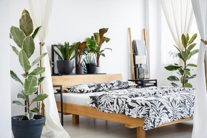 Yeşil bitkiler, ahşap ve beyaz iç, yeşil bitki iç, egzotik dekor ile İskandinav hygge tarzı yatak odası bohem şık yatak odası