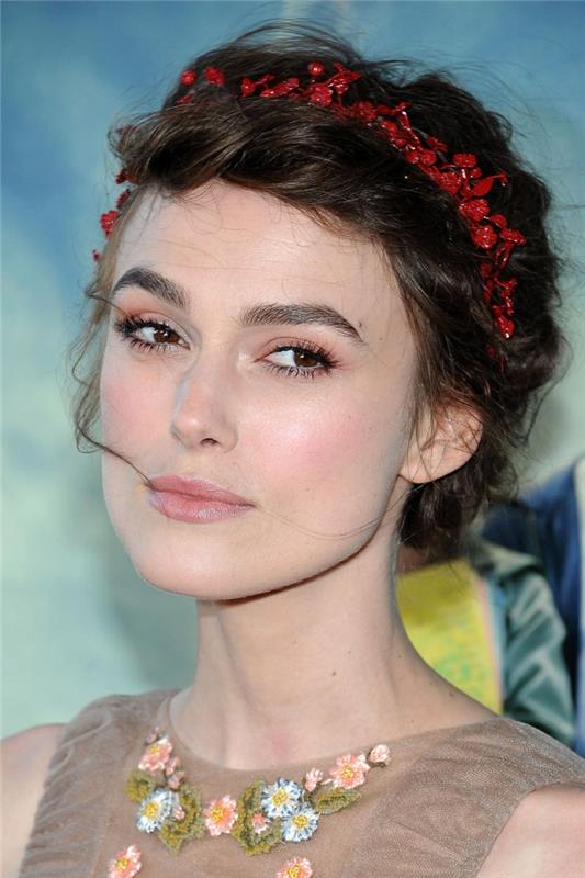 trak za glavo s kratkimi lasmi, Keira Knightly s precej rdečim prefinjenim modelom