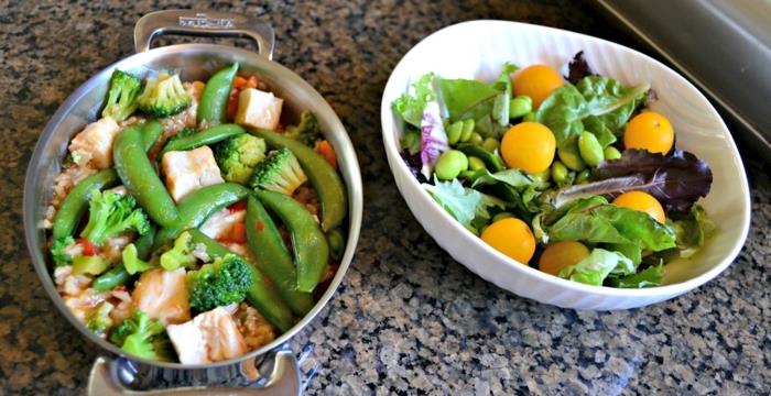 zelena solata, češnjev paradižnik, v beli skledi, najboljša prehrana za ženske, meso in grah, v loncu