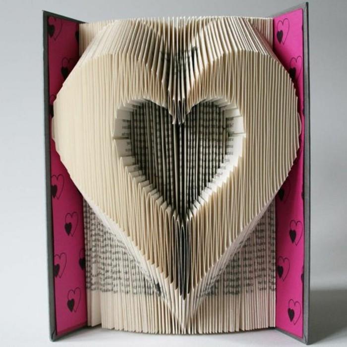 v obliki srca iz prepognjenih vintage strani, v odprti knjigi, z rožnatimi in črnimi trdimi platnicami