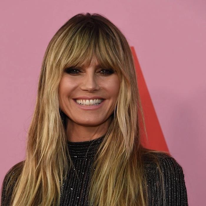 heidi klum, uzun düz saçları ve uzun perde kakülleriyle siyah ışıltılı elbise giymiş