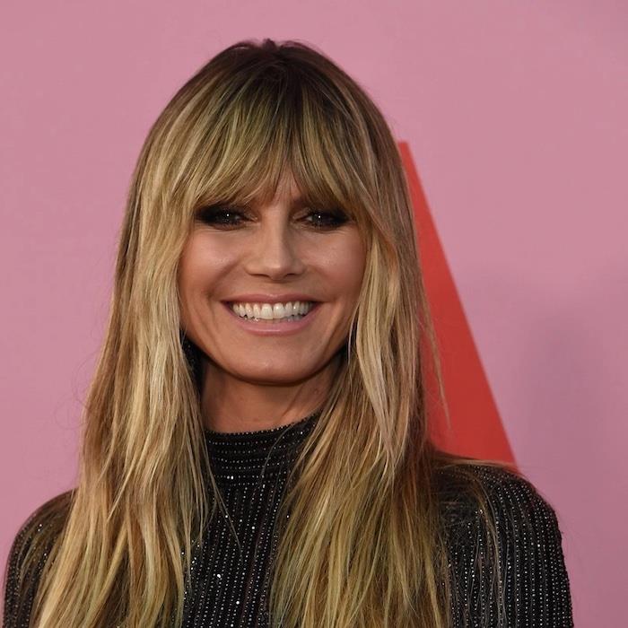 heidi klum, oblečena v črno bleščečo obleko z dolgimi ravnimi lasmi in dolgimi zavesami