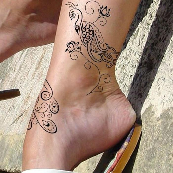 chna pėda, povas ir gėlė, nupiešta ant kulkšnies, mehendi tatuiruotė