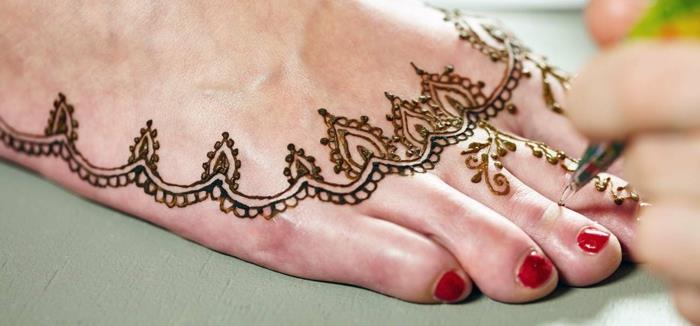 stopala s kano, orientalski ritual, tetovaža na nogah z orientalskimi okraski