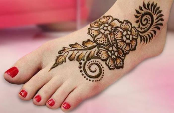 stopala s kano, cvetlična tetovaža na nogi, rdeč lak za nohte, cvetlična figura