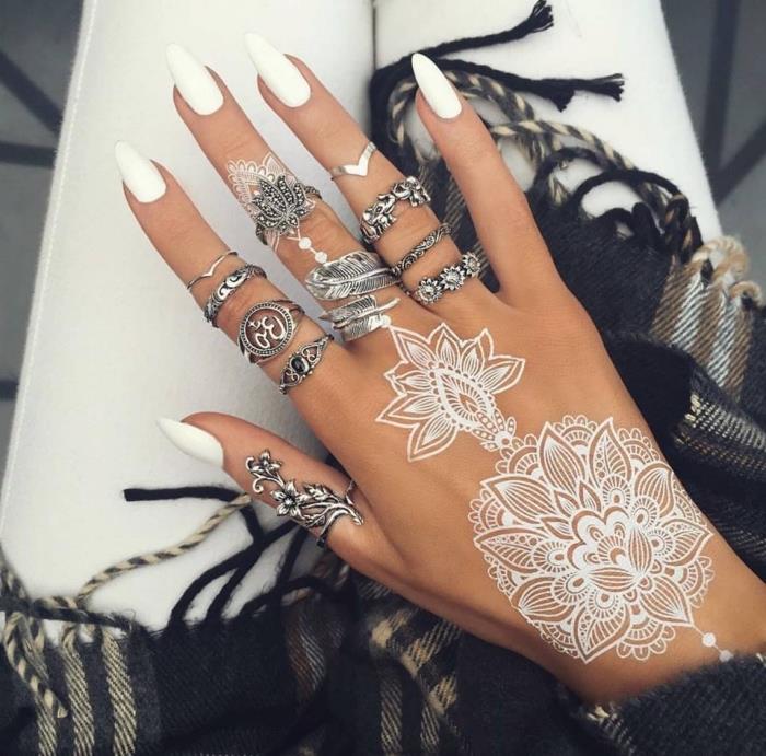 začasna tetovaža, bela kana na roki, kovinski nakit z obliko listov in cvetov