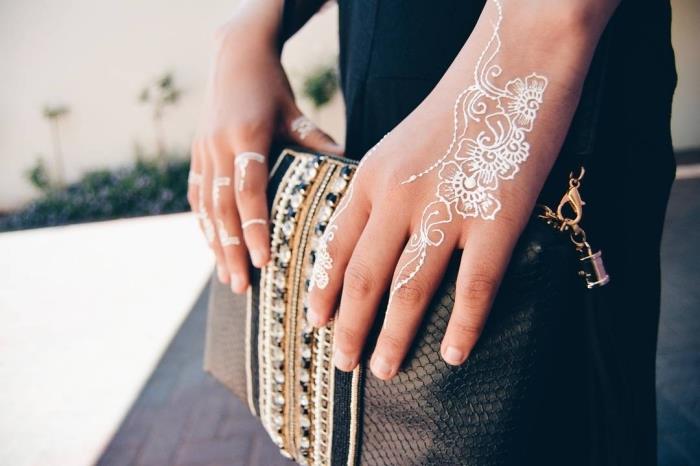 vzorec kane, začasna tetovaža bele kane s cvetličnim vzorcem na prstih, črni vzorec vrečke z okrasjem iz čipke