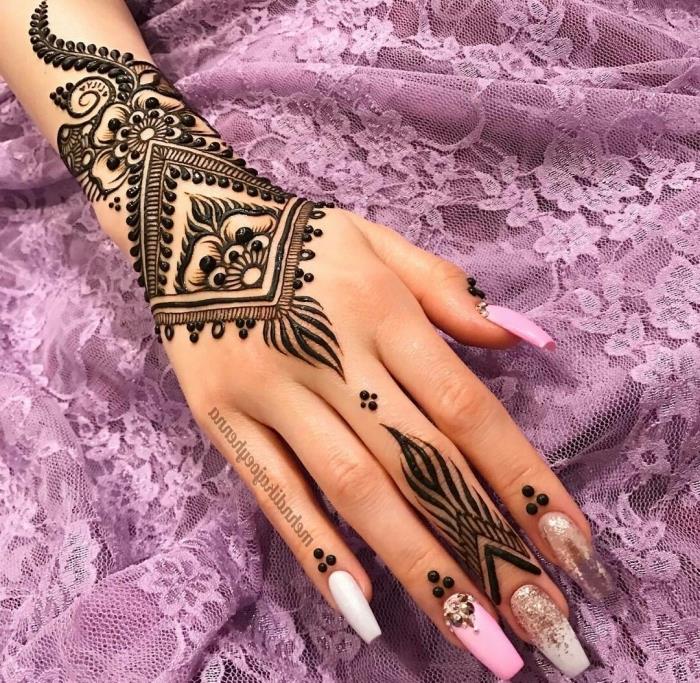 model ročne kane, risba na roki in prstih s črno kano, začasno tetovažo po etničnem dizajnu