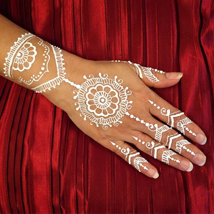 lengva rankos chna tatuiruotės idėja, baltas tatuiruotės šablonas vestuvėms, rankų ir pirštų tatuiruotės pavyzdys su mandalos raštais