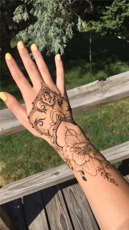 nestalna tetovaža, body art ideja za ženske, črna oblika kane s cvetličnimi in etničnimi vzorci