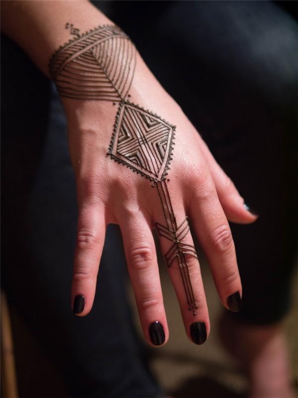 začasna tetovaža, dizajn na rokah in prstih za žensko, tetovaža s črno kano in črna manikura