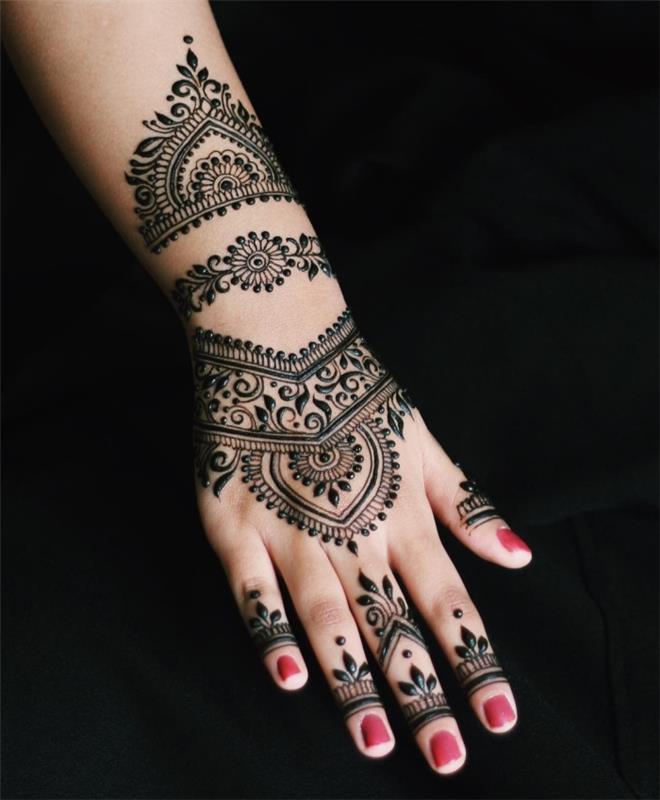 začasna tetovaža, črna oblika kane na rokah v etničnem dizajnu, okras na koži za ženske