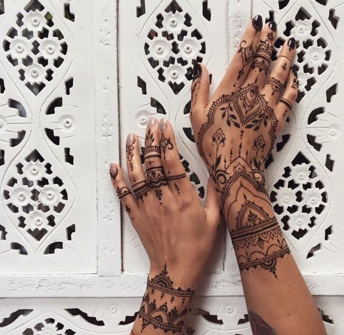 oblikovanje kane, začasna tetovaža na ženskih rokah, manikura sivih in črnih nohtov, tetovaža etničnega oblikovanja
