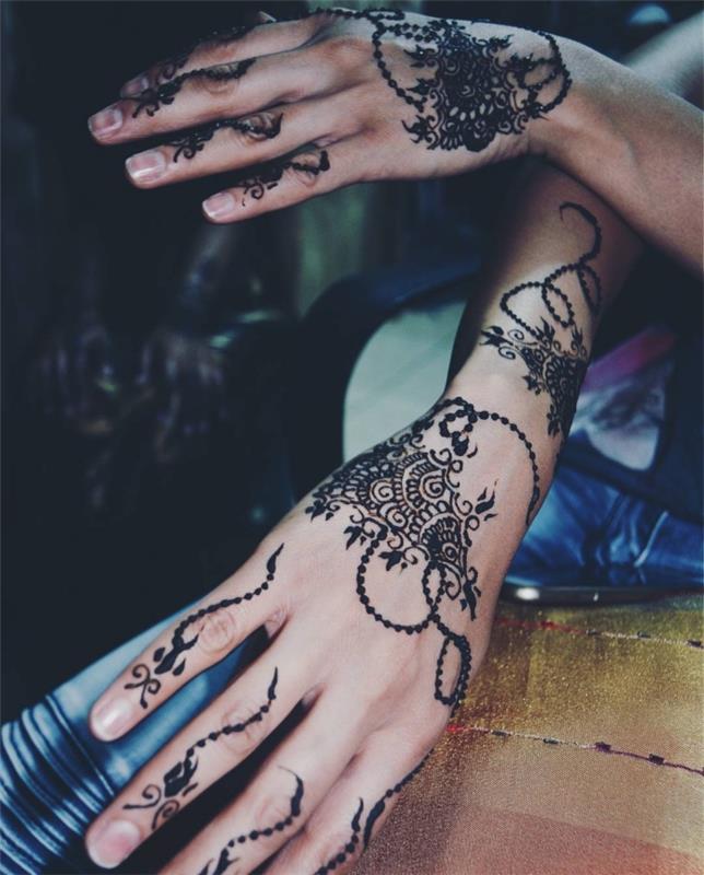 začasna tetovaža, risba na rokah in prstih s črno kano, tetovaža s kapljicami vode in cvetjem