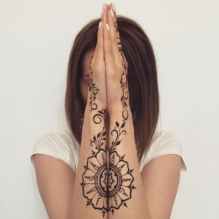 model ročne kane, srednje dolga pričeska za ženske, začasna tetovaža na rokah s cvetličnim vzorcem