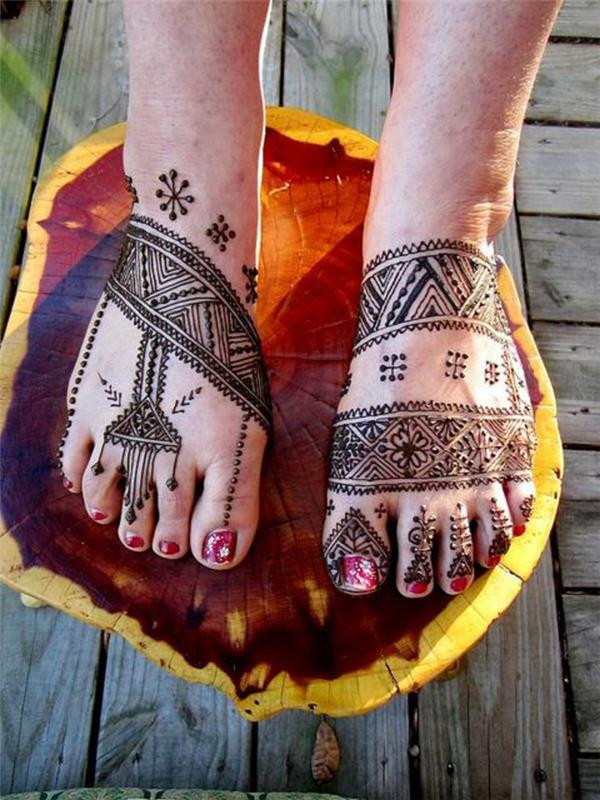 chna pėda, etninis dizainas, ant kojų nupiešti indiški ir actekų raštai