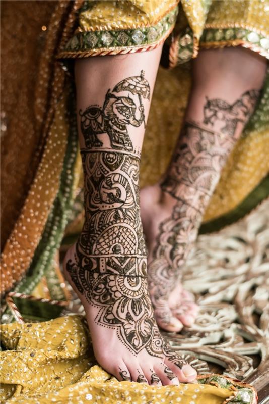 tetovaža kane, risba črne kane na koži, tetovaža etničnega dizajna na ženskih nogah