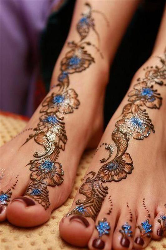 stopala iz kane, modri in rjavi vzorci s svetlimi elementi, precej cvetlični okras