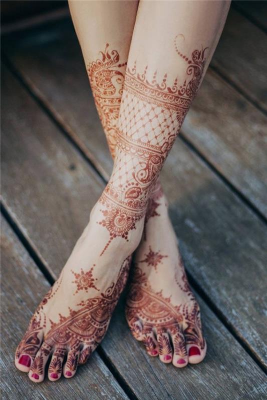 oblikovanje kane, netrajno oblikovanje tetovaže za ženske, tetovaža rdeče kane na nogah
