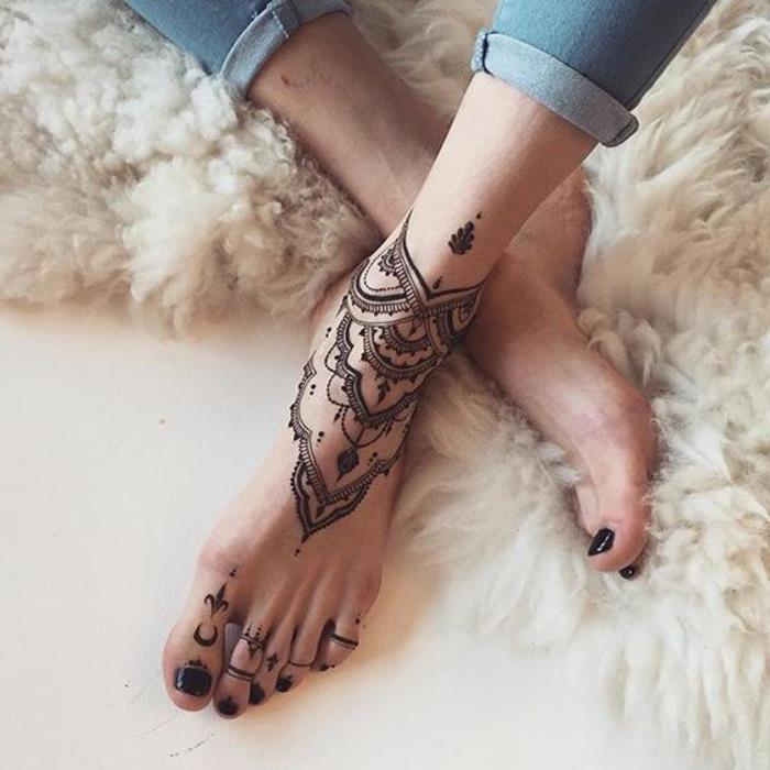 chna pėda, graži tatuiruotė, imituojanti kulkšnies apyrankę ir kailinį kilimą