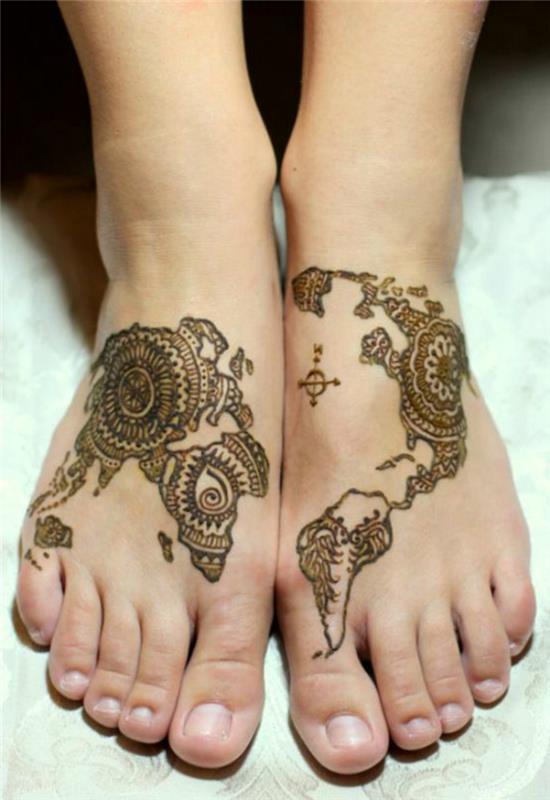 chna pėda, originali laiko tatuiruotė, ant kojų nupieštas pasaulio žemėlapis