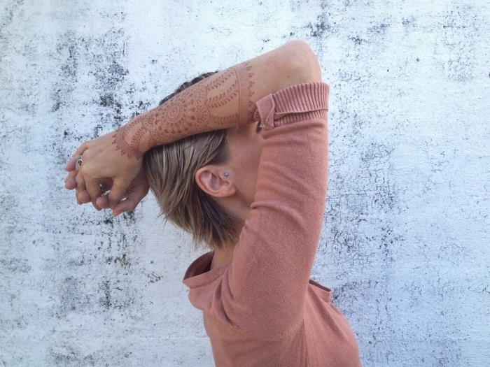 netrajna tetovaža, žensko oblikovanje body art, tetovaža rdeče kane z vzorcem mandale na rokah