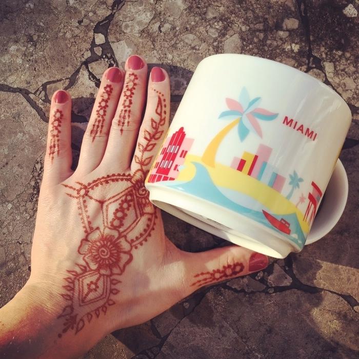 tetovaža rdeče kane s cvetličnim vzorcem na prstih in rokah, začasna body art za ženske