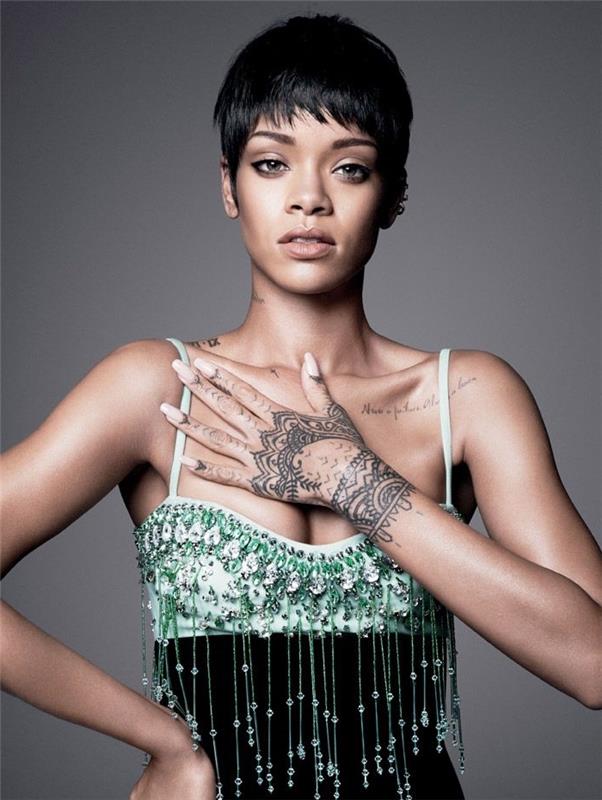 ena ročna kana, tetovaža, ki jo je navdihnila slavna oseba, Rihannine roke s kano z dolgimi golimi nohti